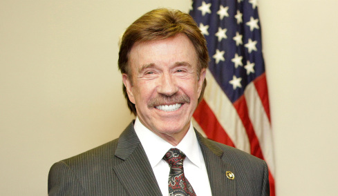 Τσακ Νόρις: Πώς ο μικρός ντροπαλός Ινδιάνος, κατέκτησε το Χόλιγουντ και γιατί τον έλεγαν «Σταλόνε των φτωχών» 