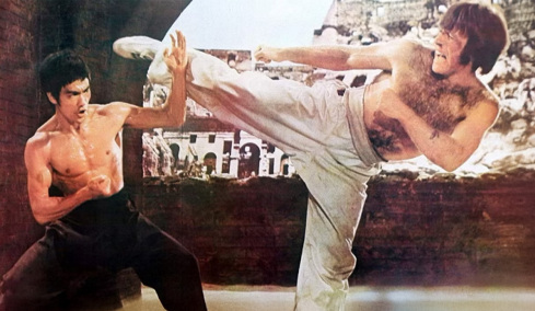 Τσακ Νόρις: Η παράνομη, επική μονομαχία με τον Μπρους Λι στο Κολοσσαίο και πώς ξεκίνησε η... μανία με τ' ανέκδοτα