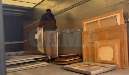 Βίντεο από τη γκαλερί Τσαγκαράκη στη Γλυφάδα: Αστυνομικοί φορτώνουν πίνακες σε φορτηγό