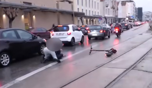 Νεαροί στην Πάτρα που ήταν δικάβαλο σε πατίνι έπεσαν σε live μετάδοση, δείτε στο βίντεο πώς «πετάχτηκαν» σε κεντρικό δρόμο