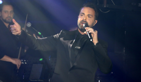 Θύμα επίθεσης ο Ηλίας Βρεττός ενώ τραγουδούσε στην Κύπρο: Τον χτύπησε θαμώνας, ήταν σοκαριστικό, λέει συνάδελφός του