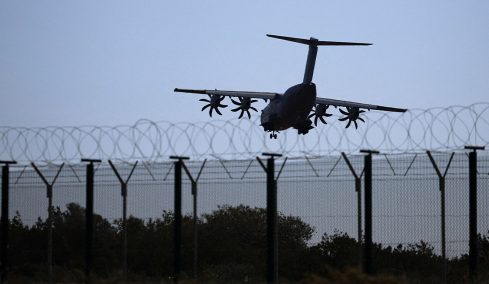 Η Βρετανία έδωσε άδεια στις ΗΠΑ να χρησιμοποιούν τις βάσεις της για πλήγματα κατά του Ιράν για τα Στενά Ορμούζ  - Βίντεο με τον Χαμενεΐ δημοσιοποίησε η Τεχεράνη