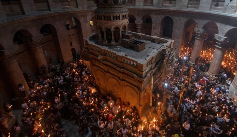 Τα τέσσερα σενάρια για το πώς θα μεταφερθεί το Άγιο Φως στην Ελλάδα