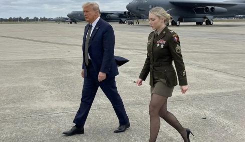 Ποιος είναι αυτός δίπλα στη Τζέσικα Φόστερ; Γιατί μια αξιωματικός φτιαγμένη από ΑΙ πήρε τα μυαλά οπαδών του Τραμπ
