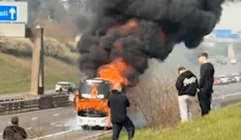 Τυλίχτηκε στις φλόγες πούλμαν με οπαδούς της Σίτι που πήγαινε στο Γουέμπλεϊ, βίντεο 