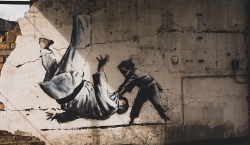 Λύθηκε το μυστήριο, αυτός είναι ο Banksy: Πόσο σημαντική είναι η ανωνυμία στον κόσμο της τέχνης