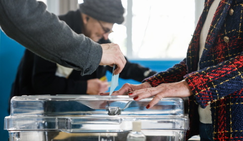 Τρεις άνθρωποι πέθαναν σε εκλογικά τμήματα στον δεύτερο γύρο των δημοτικών εκλογών στη Γαλλία