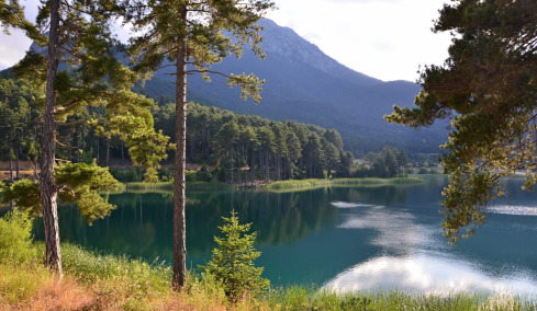 Ανοιξιάτικο πικ νικ στην Ελλάδα σε λίμνες, παραλίες και ποτάμια