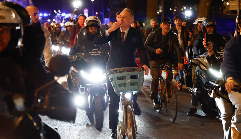 Με το ποδήλατο στο δημαρχείο του Παρισιού μετά τη νίκη του ο Εμανουέλ Γκρεγκουάρ, δείτε βίντεο
