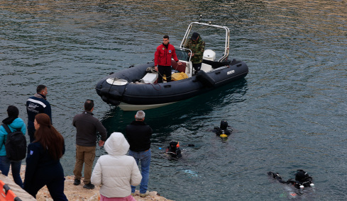 Θρίλερ στα Λιμανάκια Βουλιαγμένης: Ψάχνουν 34χρονο δύτη που χάθηκε σε θαλάσσιο πηγάδι βάθους 28 μέτρων, η ιστορία για το «Πηγάδι του Διαβόλου»