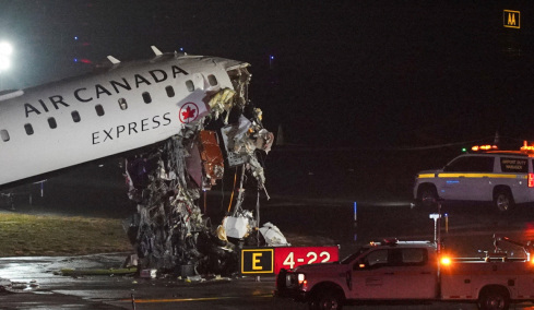 Νέα Υόρκη: Αεροσκάφος συγκρούστηκε με πυροσβεστικό όχημα στο αεροδρόμιο LaGuardia, νεκρός ο πιλότος και ο συγκυβερνήτης