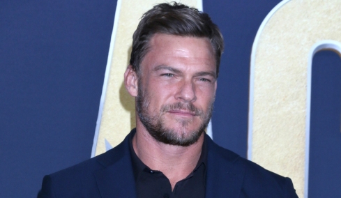 Ο ηθοποιός Άλαν Ρίτσον ξυλοκόπησε γείτονα μπροστά στα παιδιά του, δείτε βίντεο