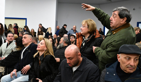 Συνεχείς διακοπές στη δίκη για τα Τέμπη, συνεχίζονται οι φωνές και οι αντιδράσεις συγγενών για την αίθουσα