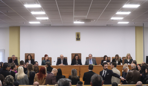 Συνεχίζεται η δίκη για τα Τέμπη μετά τις έντονες διαμαρτυρίες για τη χωρητικότητα της αίθουσας, αντιδρούν οι συνήγοροι και απειλούν με αποχώρηση