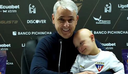 Προπονητής έδωσε συνέντευξη αγκαλιά με τον γιο του που έχει σύνδρομο Down – Συγκλονιστικό βίντεο
