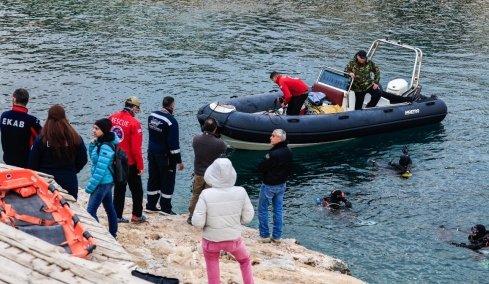 Ώρες αγωνίας για τον 34χρονο δύτη που χάθηκε σε θαλάσσιο πηγάδι βάθους 28 μέτρων στα Λιμανάκια Βουλιαγμένης