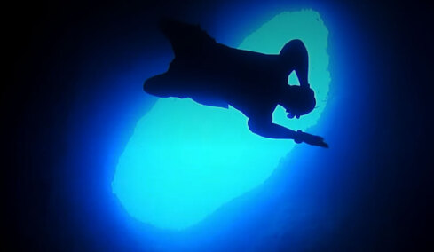 Το επικίνδυνο «πηγάδι του διαβόλου» στα λιμανάκια της Βουλιαγμένης
