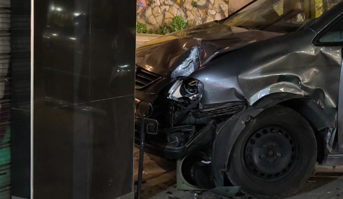 Αυτοκίνητο έπεσε σε καφετέρια στη Σόλωνος,  ένας τραυματίας 