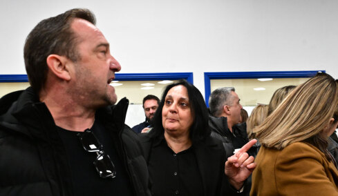 Δίκη για Τέμπη: «Θα σε σκίσω με τα χέρια μου» φώναξαν συγγενείς των θυμάτων στον κατηγορούμενο πρώην πρόεδρο του ΟΣΕ, δείτε βίντεο