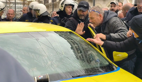 Απεργοί επιτέθηκαν στο Σύνταγμα σε οδηγό ταξί που δούλευε, τον έβρισαν και του πέταξαν καφέδες, δείτε βίντεο