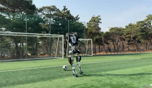 «Σέντερ φορ από… μέταλλο»: Το ρομπότ που τελειώνει φάσεις σαν τον Χάρι Κέιν (vid)
