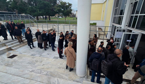 Ξεκινά η δίκη για τα Τέμπη, άνοιξαν οι πόρτες για τους συγγενείς, 36 οι κατηγορούμενοι, πάνω από 350 οι μάρτυρες, δείτε live όλες τις εξελίξεις