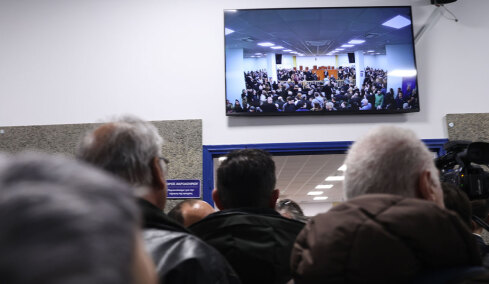 Οργή για την αίθουσα στην έναρξη της δίκης για τα Τέμπη, δεν χωρά τους διαδίκους: Έχετε χάσει την εμπιστοσύνη μας, φώναζαν συγγενείς στο δικαστήριο 