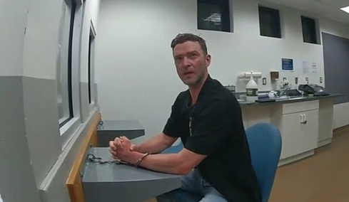 «Με αντιμετωπίζετε σαν εγκληματία»: Ο Τζάστιν Τίμπερλεϊκ με χειροπέδες στο τμήμα μετά τη σύλληψή του, δείτε βίντεο