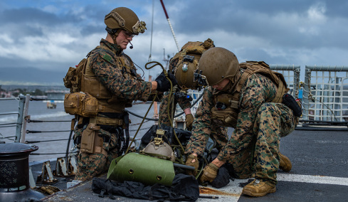 WSJ: Χιλιάδες πεζοναύτες φτάνουν στη Μέση Ανατολή την Παρασκευή, τη μέρα που λήγει το τελεσίγραφο Τραμπ στο Ιράν - Η Τεχεράνη έχει βάλει 12 νάρκες στα Στενά του Ορμούζ, λέει το CBS

