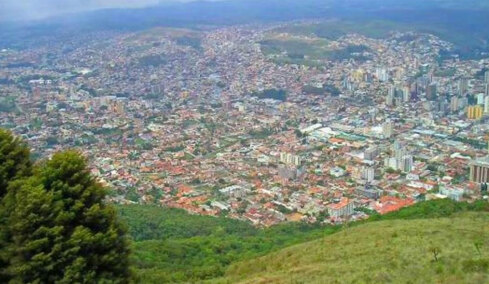 Η πόλη που χτίστηκε μέσα σε ηφαίστειο και έχει 18°C όλο τον χρόνο