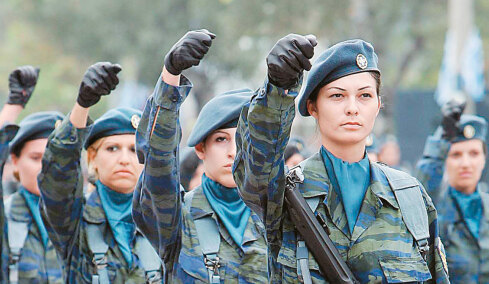 Γυναίκες πρώτη φορά στα χακί: Τριψήφιος αριθμός αιτήσεων για 12μηνη εθελοντική θητεία, δέλεαρ τα μόρια για προσλήψεις στο Δημόσιο
