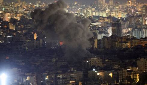 Ο Τραμπ «παγώνει» τα πλήγματα σε υποδομές-κλειδιά του Ιράν και μιλά για επαφές, fake news λέει η Τεχεράνη και σφυροκοπά το Ισραήλ