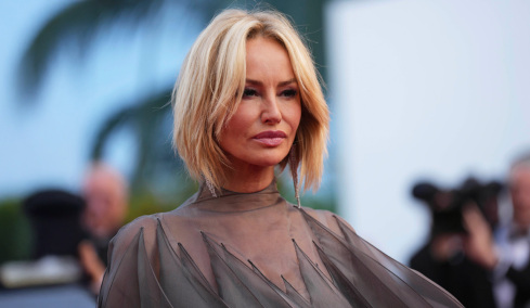 Η Αντριάνα Σκλεναρίκοβα κατηγορεί τον εν διαστάσει σύζυγό της και πατέρα της κόρης της για κακοποίηση και εκβιασμό