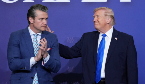 «O Πιτ είπε ας το κάνουμε»: Ο Τραμπ έδειξε τον Χέγκσεθ για την επίθεση στο Ιράν και ο υπουργός Πολέμου χαμογέλασε αμήχανα