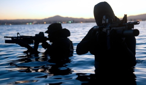 Μυστική επιχείρηση των ΗΠΑ στο Ορμούζ: Οι Navy SEALs εξουδετέρωναν επί τέσσερις μήνες ιρανικές νάρκες 
