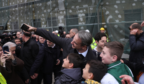 Το... χαλαρό βίντεο Μητσοτάκη από τη Θεσσαλονίκη με παραλειπόμενα: Η συνάντηση με τους μαθητές από την Αθήνα, οι selfies και η παραδοσιακή πρασόπιτα


