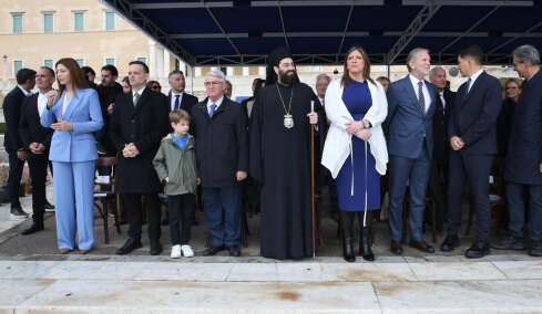 25η Μαρτίου: Μαθητική παρέλαση υπό βροχή στο κέντρο της Αθήνας, ποιοι πολιτικοί δίνουν το παρών, δείτε εικόνες