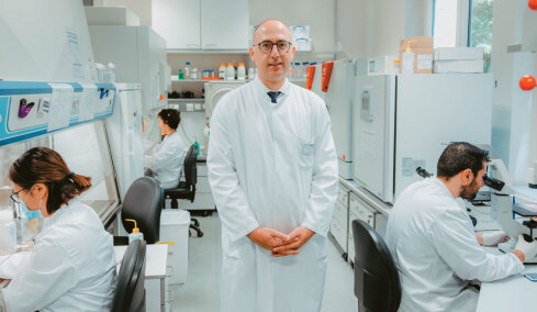 Τα θαυματουργά CAR-T κύτταρα: Ο Έλληνας επιστήμονας και η νέα θεραπεία για τα αυτοάνοσα νοσήματα
