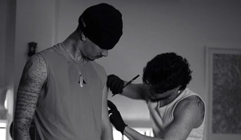 Ρομέο Μπέκαμ: Το νέο τατουάζ με την Ελληνίδα μούσα που εντυπωσιάζει - Ποια είναι