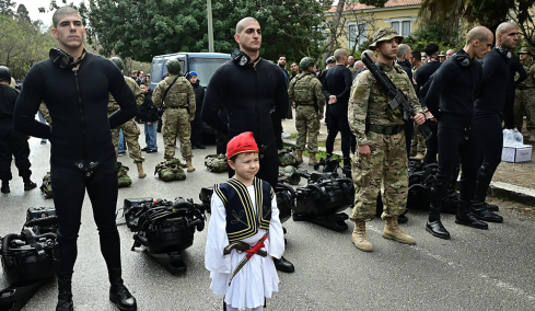Πλήθος κόσμου, ένστολοι και άρματα στο κέντρο της Αθήνας για τη μεγάλη στρατιωτική παρέλαση για την 25η Μαρτίου, δείτε εικόνες από τις προετοιμασίες
