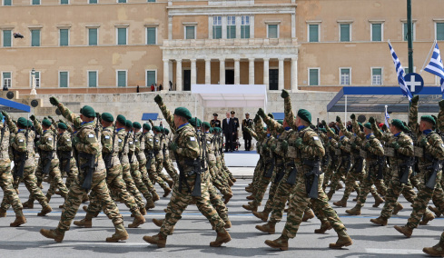 Μεγαλειώδης η στρατιωτική παρέλαση στην Αθήνα για την 25η Μαρτίου: Εντυπωσίασαν άρματα, πεζοναύτες και τα μαχητικά