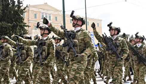 Μεγαλειώδης η στρατιωτική παρέλαση στην Αθήνα για την 25η Μαρτίου: Εντυπωσίασαν άρματα, πεζοναύτες και τα μαχητικά