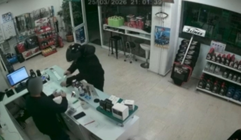 O δράστης της ληστείας στο βενζινάδικο στο Αγρίνιο εξομολογήθηκε και παραδόθηκε με τον ιερέα του στην Αστυνομία
