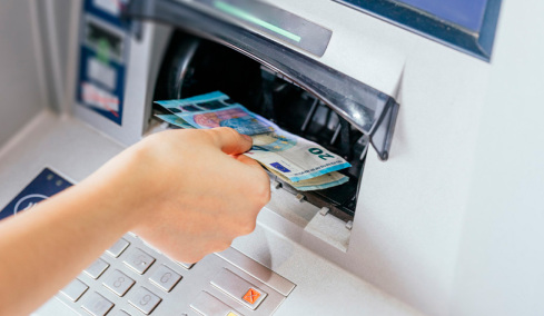 Οι αυξήσεις με τον νέο κατώτατο μισθό, τα καθαρά ποσά για τους εργαζόμενους έως 30 ετών και τι ισχύει με δημόσιο και τριετίες - Δείτε παραδείγματα