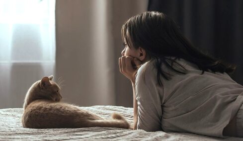 Γιατί μας πλησιάζουν οι γάτες όταν κλαίμε