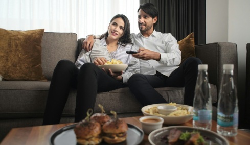 Ζευγάρι έχει μετακομίσει σε δωμάτιο ξενοδοχείου εδώ και σχεδόν τρία χρόνια για να εξοικονομεί χρήματα από το νοίκι
