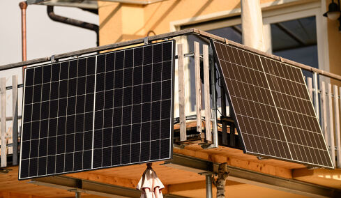 Η Βρετανία φέρνει «plug-in» φωτοβολταϊκά για τα σπίτια για να καταπολεμήσει την ενεργειακή κρίση λόγω του πολέμου στο Ιράν
