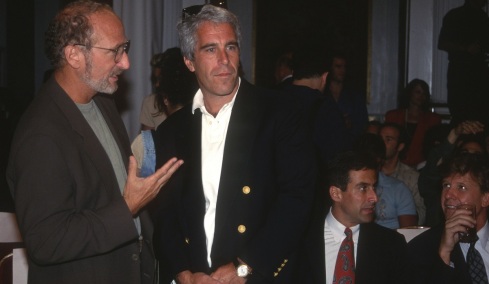 Μια επιζήσασα της υπόθεσης Επστάιν: «Άρχισε να αυνανίζεται»