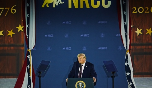 «Το Ιράν θέλει τόσο πολύ να κάνει συμφωνία, αλλά φοβούνται να το πουν», λέει ο Τραμπ - Η Τεχεράνη στέλνει στρατό στο νησί Χαργκ για το ενδεχόμενο χερσαίας επέμβασης των ΗΠΑ