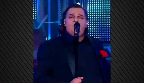 Παίκτης από το Your Face Sounds Familiar της Βουλγαρίας ενσάρκωσε τον Βασίλη Καρρά και έγινε χαμός από... γαρύφαλλα, δείτε το βίντεο